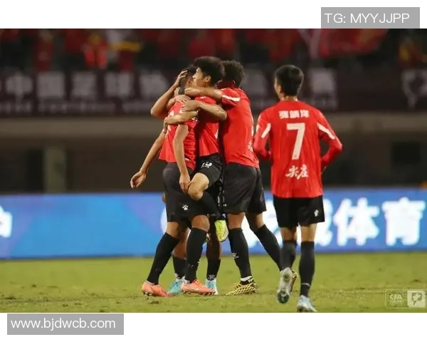 成都网球队以82分领跑大师赛积分榜展现强劲实力与团队合作精神 成都网球队以82分领跑大师赛积分榜展现强劲实力与团队合作精神